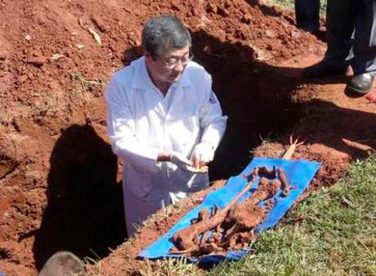 Los forenses exhuman los restos de un cadáver el pasado 1 de abril