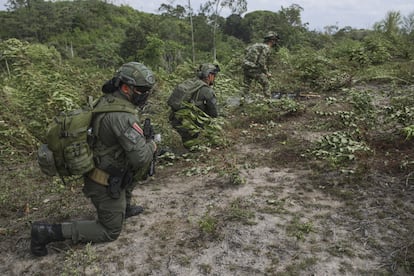 Soldados del Ejército durante una erradicación forzosa de cultivos de coca, en el sur de Bolívar, el 30 de diciembre de 2021.