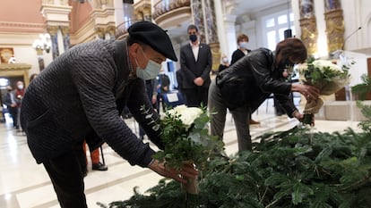 Familiares de Mikel Zabalza, en el homenaje celebrado en diciembre de 2020 en el Ayuntamiento de San Sebastián.