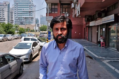 Sumit Gupta, propietario y director de la empresa BellTroX, ante su sede en Nueva Delhi (India) este lunes.