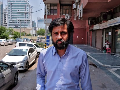 Sumit Gupta, propietario y director de la empresa BellTroX, ante su sede en Nueva Delhi (India) este lunes.