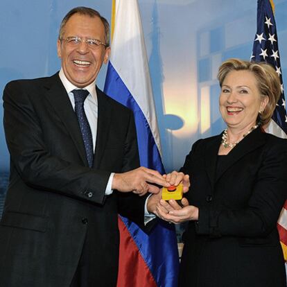 El ministro de Exteriores ruso, Serguéi Lavrov, y la jefa de la diplomacia estadounidense, Hillary Clinton, pulsan el botón para comenzar de cero las relaciones