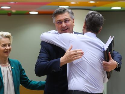 El primer ministro de Croacia, Andrej Plenkovic (de frente), es saludado por su homólogo griego, Kyriakos Mitsotakis y por la presidenta de la Comisión Europea, Ursula von der Leyen, el jueves 18 de abril en Bruselas.