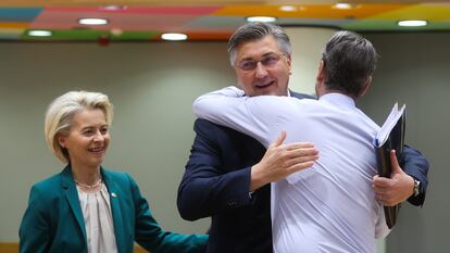 El primer ministro de Croacia, Andrej Plenkovic (de frente), es saludado por su homólogo griego, Kyriakos Mitsotakis y por la presidenta de la Comisión Europea, Ursula von der Leyen, el jueves 18 de abril en Bruselas.