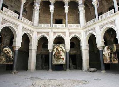 El patio central de la biblioteca de Bosnia, que albergó este verano la exposición<i> Los horrores de la guerra.</i>