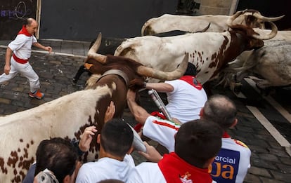 Un mozo es atrapado entre varios toros. El encierro ha sido rápido con unos toros que han asustado más que herido.