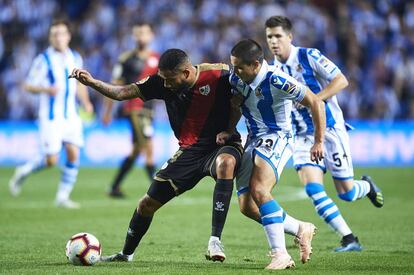 Bebe protege el balón ante Sangalli.