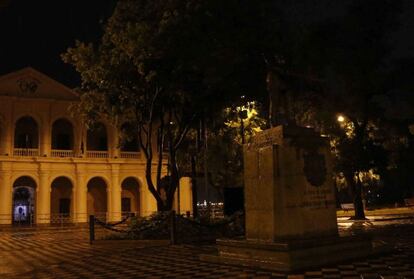 Fotografía del Centro Cultural El Cabildo con las luces apagadas con motivo de la Hora del Planeta en Asunción (Paraguay).