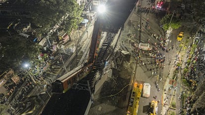 Vista aérea del colapso de la estructura del tramo de la Línea 12 del Metro de Ciudad de México, el 4 mayo de 2021. “Una trabe [viga] se venció en el momento en el que iba pasando el tren”, explicó la jefa de Gobierno de la capital mexicana, Claudia Sheinbaum. Se trató de la mayor tragedia en la ciudad desde el terremoto de 2017, donde 27 personas perdieron la vida y casi 80 resultaron heridas. 