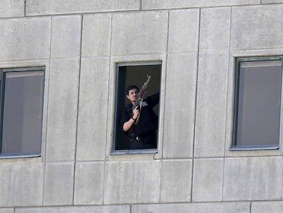 Policial no Parlamento iraniano em Teerã.