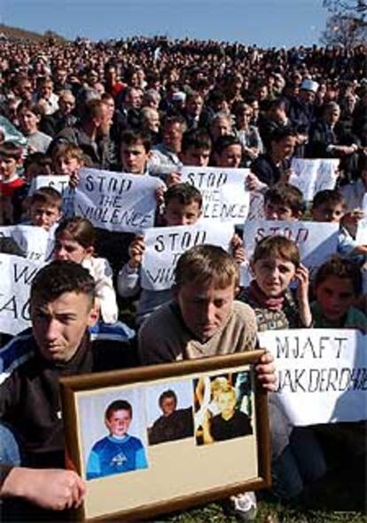 Jóvenes albanokosovares en un encuentro contra la violencia en Cabra.