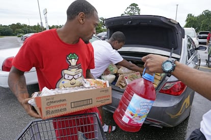 Famílias compram mantimentos para esperar a chegada do furacão, em Lafayette, Louisiana. Na noite de domingo, mais de 300.000 pessoas já haviam ficado sem luz no Estado.