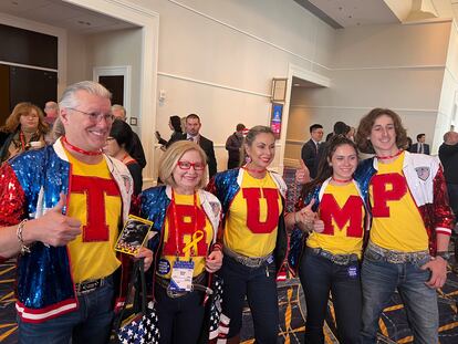 Seguidores de Donald Trump posan para un retrato mostrando sus camisetas con las letras que forman el nombre del expresidente, durante el segundo día de actividades de la CPAC.