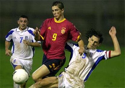 Torres pugna con dos jugadores griegos en el partido de clasificacin para la Eurocopa el pasado septiembre.