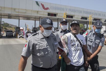 Elementos de la Guardia Nacional impidieron la toma de la caseta que conecta a Tijuana con el municipio de Rosarito.
