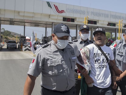 Elementos de la Guardia Nacional impidieron la toma de la caseta que conecta a Tijuana con el municipio de Rosarito.