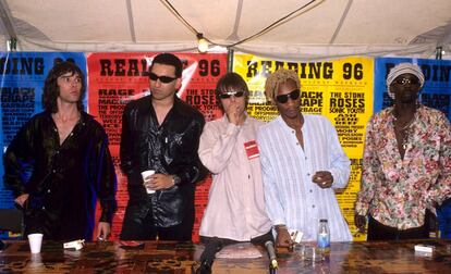 Los Stone Roses, emblema del sonido Mánchester, ofrecieron un lamentable espectáculo en su aparición en Reading el 25 de agosto de 1996. Una página web de fans (ojo, de fans) describió así la grabación pirata de aquella infausta noche: “La última batalla de los Roses, y puedes escuchar por qué. Ian Brown [cantante] se lanza al espacio mientras grita las canciones sin ningún indicio de melodía. (…) Los Roses mueren ante tus ojos”. La revista musical 'Uncut' dijo de la voz de Brown que era “plana, atonal, asombrosamente espantosa”. En noviembre de ese año, 'Melody Maker' publicó: “Después de su desastrosa actuación en el festival de Reading de este año, el consenso general es que The Stone Roses deberían hacer lo decente y separarse. La semana pasada, lo hicieron”. (Volverían entre 2011 y 2017).