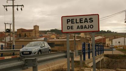 Entrada al pueblo zamorano de Peleas de Abajo.