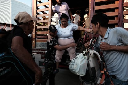 Personas desplazadas del Catatumbo llegan Estadio General Santander en la ciudad colombiana de Cúcuta.