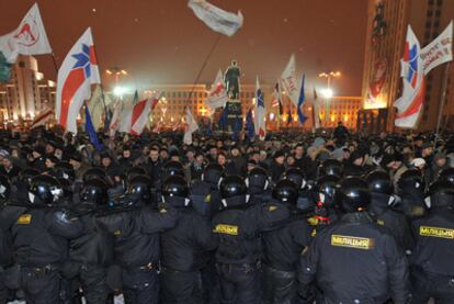 Fuerzas antidisturbios contienen a los manifestantes durante una manifestación ayer en Minsk, la capital bielorrusa.