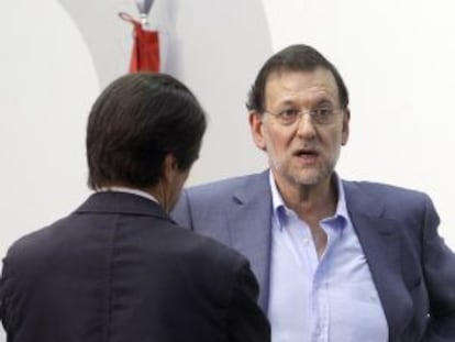 Rajoy charla con Aznar en el campus de FAES en julio de 2012. 