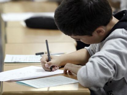 Unos niños realizan la prueba del Concurso de Primavera de Matemáticas.