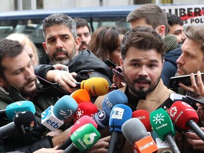 El portavoz adjunto de ERC en el Congreso, Gabriel Rufi&aacute;n, en declaraciones a la prensa frente a las puertas del Tribunal Supremo, el pasado 4 de enero. 