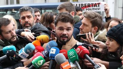 El portavoz adjunto de ERC en el Congreso, Gabriel Rufi&aacute;n, en declaraciones a la prensa frente a las puertas del Tribunal Supremo, el pasado 4 de enero. 