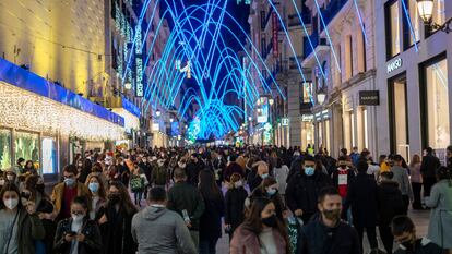 Vista de la madrileña calle de Preciados desde la Puerta del Sol, el domingo 29 de noviembre por la tarde.