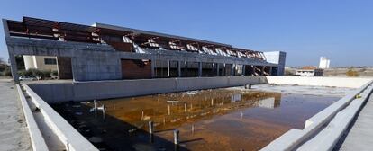 Piscina ol&iacute;mpica y grader&iacute;o del polideportivo sin terminar de Navalcarnero.