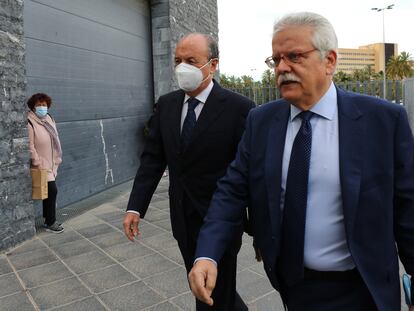 En la imagen, el ex presidente de la Diputacion de Alicante José Joaquín Ripoll (izquierda) a su llegada a los juzgados de Elche.