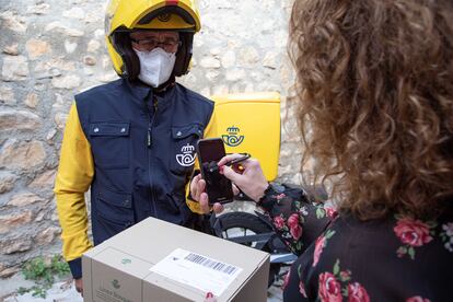 En esta campaña navideña se enviarán más de 100 millones de paquetes. ‘Envíos responsables’ invita a reflexionar sobre el uso excesivo de los envíos urgentes.