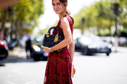 La española Gala González paseando por las calles de París con total look de Dior.