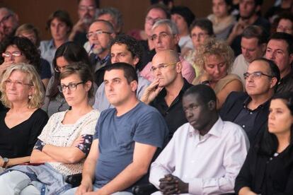 Ra&uuml;ll Romeva, a segona fila, escolta la confer&egrave;ncia. 