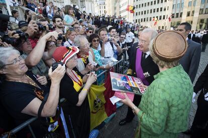 El rey Alberto II saluda a la gente congregada en el exterior de la catedral de Sait Michael y Santa Gúdula tras abdicar en favor de su hijo Felipe I.