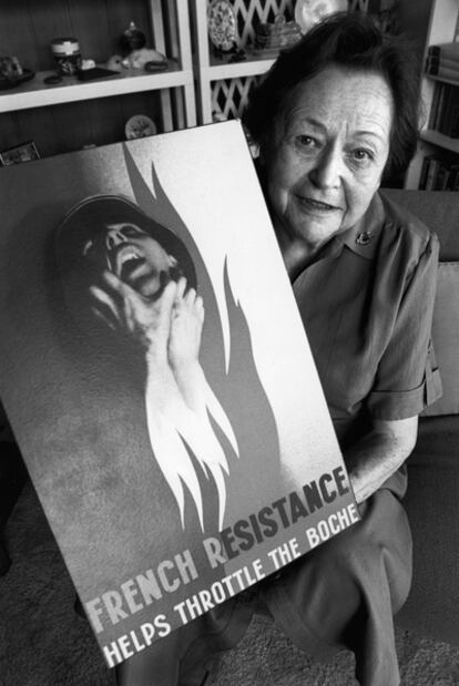 Nancy Wake, en 1994, con un cartel de la Resistencia.