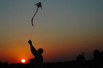 Un niño vuela una cometa en Darfur, Sudán.