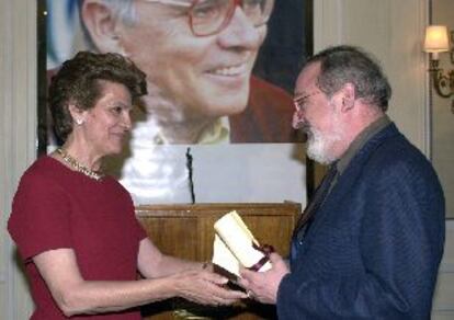 Savater, en el momento de recibir el premio de manos de María Luisa Hernández, viuda de Fernando Abril.