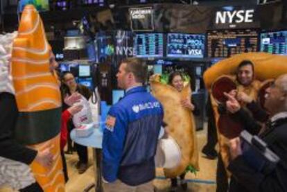 Personas disfrazadas de comida recorren el parqu&eacute; de la Bolsa de Nueva York con motivo de la salida a Bolsa de GrubHub Inc.