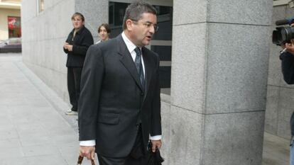 El abogado Txema Montero, a su llegada al Palacio de Justicia de Bilbao, para participar en la acusación particular en el caso Brouard. 