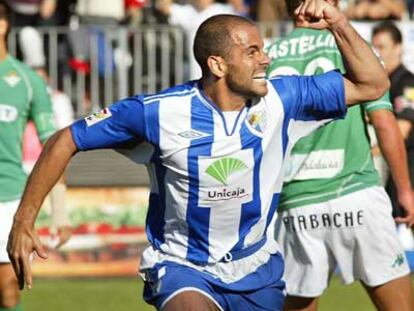 Salva celebra uno de sus dos goles al Betis.