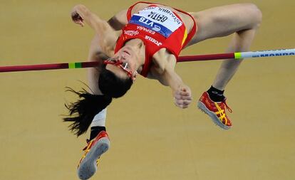 Ruth Beitia compite en la prueba de salto de altura de los Mundiales de atletismo en pista cubierta.