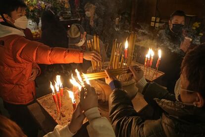 Fieles rezan durante las celebraciones del Año Nuevo lunar en el templo Man Mo en Hong Kong. La celebración marca el Año del Tigre en el calendario zodiacal chino.