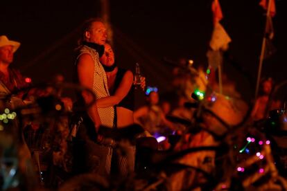 Una pareja observa la quema de "El Templo", en el último día del festival.