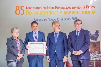 El embajador español en México, Juan Duarte, sostiene un reconocimiento al poeta León Felipe, este jueves durante el homenaje.