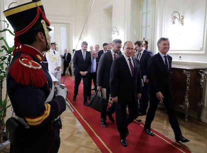 Mauricio Macri y Vladímir Putin se dirigen a una reunión durante la cumbre del G20 en Buenos Aires.