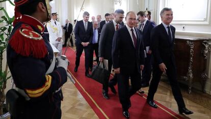 Mauricio Macri y Vladímir Putin se dirigen a una reunión durante la cumbre del G20 en Buenos Aires.