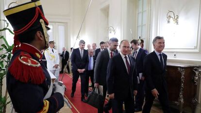 Mauricio Macri y Vladímir Putin se dirigen a una reunión durante la cumbre del G20 en Buenos Aires.