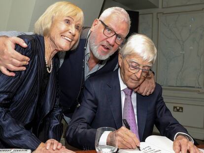 Ray Kelvin abraza a los periodistas Mary y Michael Parkinson, en una firma de libros en Londres.