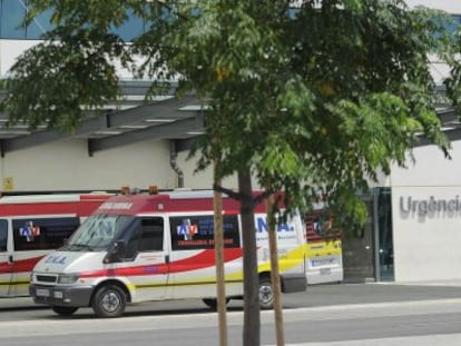 Ambulancias junto a la puerta de urgencias del hospital La Fe de Valencia.